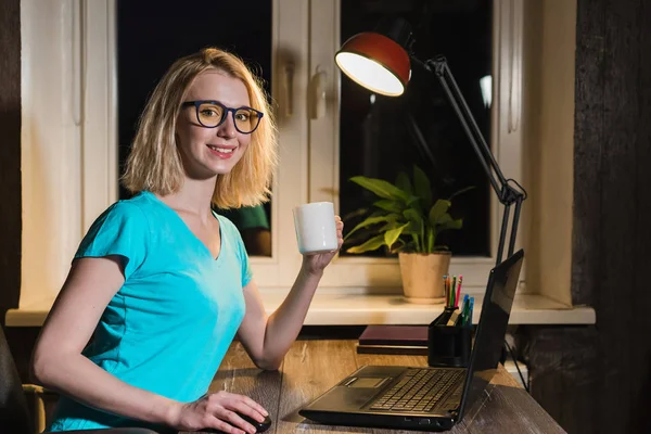 Wanita Bahagia Dengan Cangkir Kopi Duduk Meja Dengan Komputer Laptop — Stok Foto