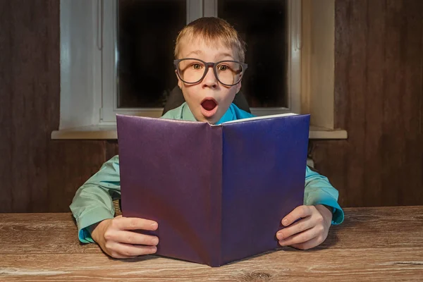 Grappig Verrast Kind School Jongen Met Bril Lezen Boek Met — Stockfoto