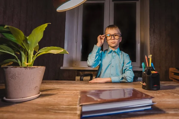 Kleine Jongen Glazen Zittend Aan Tafel Met Lamp Boeken Plant — Stockfoto