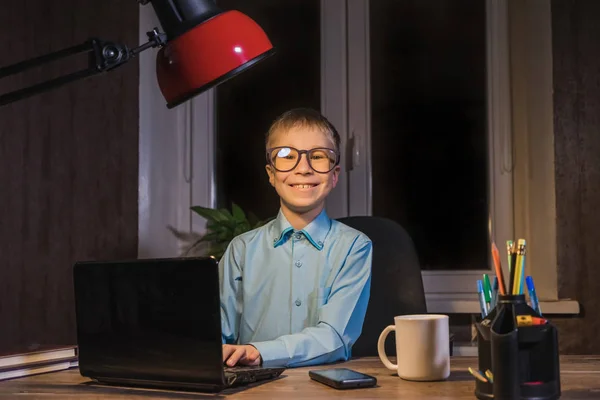 Glada Barn Glasögon Som Sitter Vid Bordet Och Textning Laptop — Stockfoto