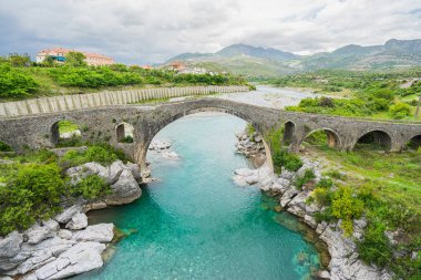 Mes Köprüsü (Arnavutça: Ura e oturmama) yakınındaki Shkoder Arnavutluk