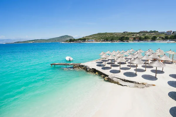 Tente şemsiye plajda küçük güzel Ksamil, Arnavutluk.