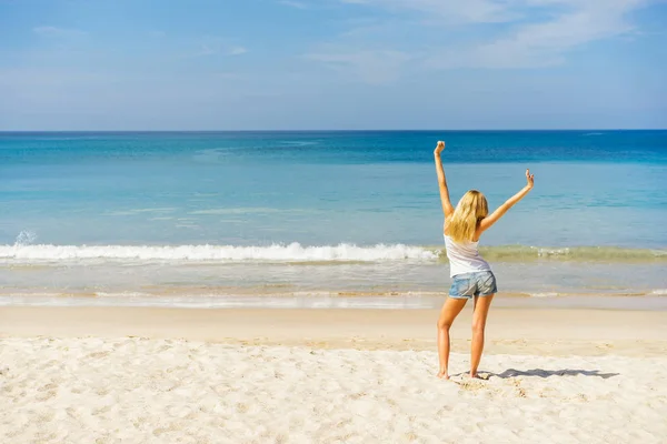 Glückliche Frau Mit Erhobenen Händen Strand Zurück — Stockfoto