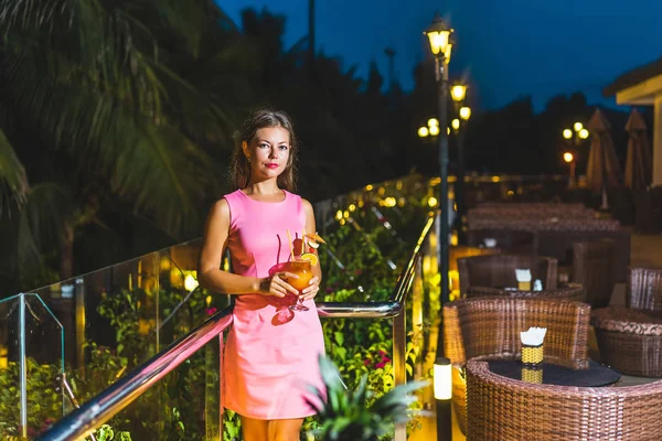 屋上のバーでカクテル夜の時間に立って若い美しい女性 — ストック写真