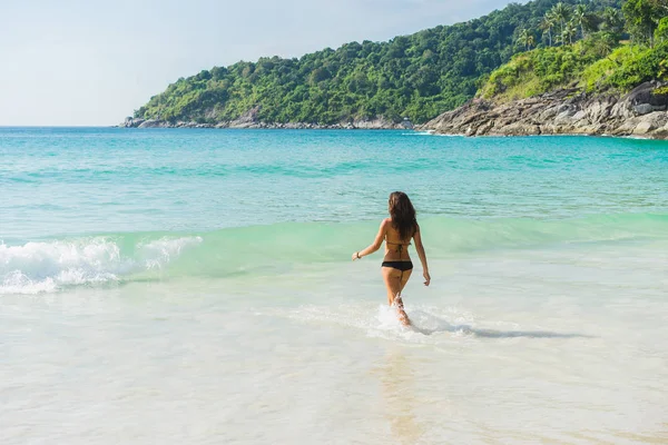 Mujer Traje Baño Caminando Mar Playa — Foto de Stock