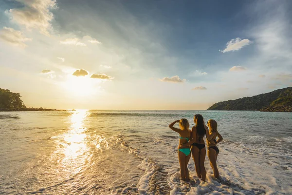 Tre Donne Che Godono Tramonto Sulla Spiaggia Vista Posteriore Vacanza — Foto Stock