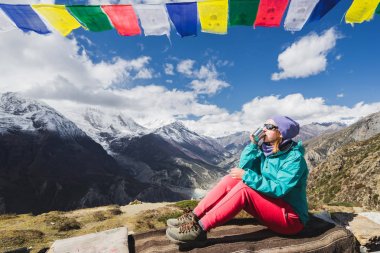 Vizyon çay ve enjoing Himalaya Dağları üzerinde içme kadın.