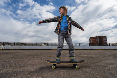 Küçük bir çocuk olacak kaykay için - millet, spor ve kavram kaykay.