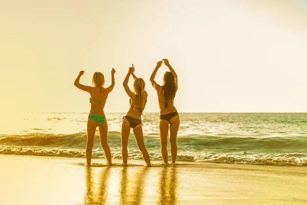 Three Women Dancing Beach Enjoying Sunset Sea Back View Tropical — Stock Photo, Image