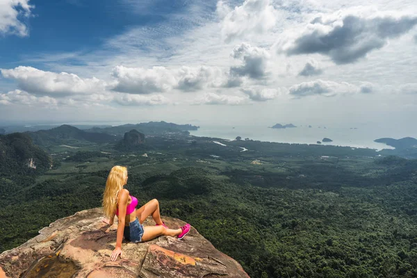 Mujer Joven Sentada Cima Montaña Con Una Vista Impresionante Del — Foto de Stock