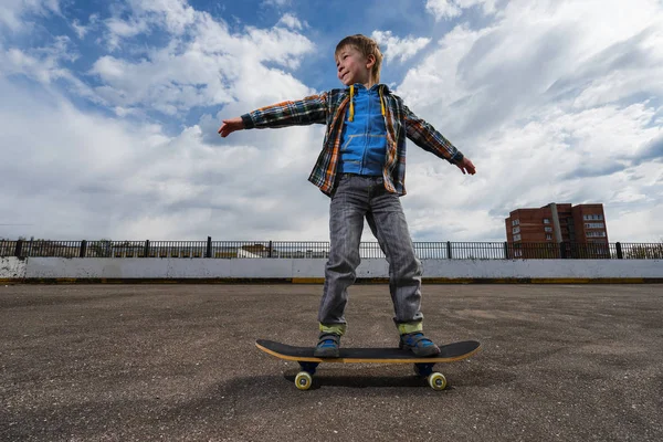 Маленький Хлопчик Збирається Скейтбординг Люди Спорт Концепція Скейтбордингу — стокове фото