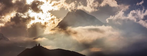 Panorama Tsminda Sameba Igreja Santíssima Trindade Perto Aldeia Kazbegi Gergeti — Fotografia de Stock