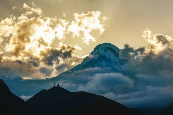 Sziluettjét Tsminda Sameba Vagy Szentháromság Templom Kazbegi Gergeti Falu Közelében — Stock Fotó