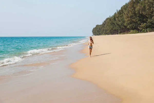 Mujer Feliz Corriendo Playa —  Fotos de Stock