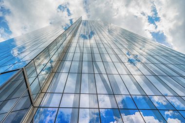 Modern ofis skycraper arka plan üzerinde bulutlu gökyüzü ile.