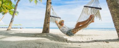 Kadın şapka hamak Beach üzerinde rahatlatıcı. Seyahat ve tatil kavramı. Afiş Baskı.