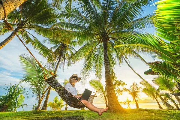 Mujer Sombrero Sentado Hamaca Playa Con Ordenador Portátil Mecanografía — Foto de Stock