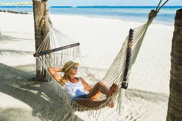 Mujer Sombrero Relajándose Hamaca Playa Concepto Viajes Vacaciones — Foto de Stock