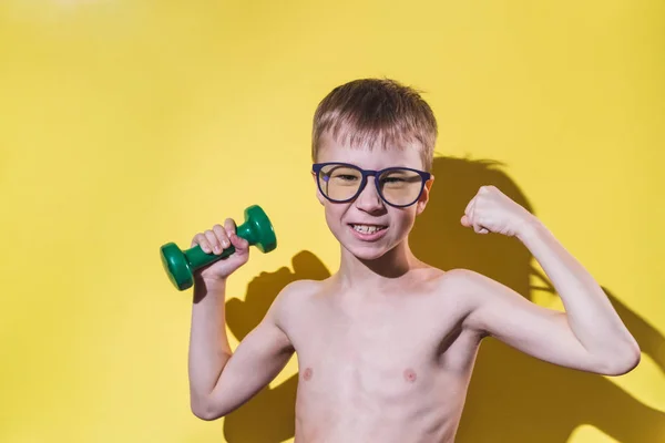 Küçük boy bardaklarda dumbbell elinde tutan gülümseyerek. Komik spor kavramı.