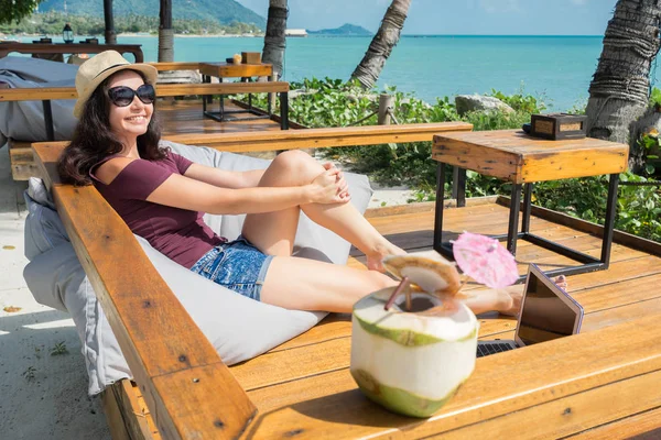 Mujer Sombrero Relajante Bolsa Frijol Cafetería Playa Con Coco Computadora — Foto de Stock