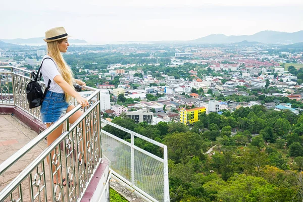 Turist Sett Från Utsiktsplats Staden Flicka Med Ryggsäck Kamera Och — Stockfoto