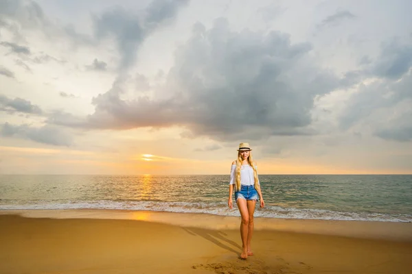 Mujer Joven Caminando Por Playa Puesta Sol Cielo Nublado Mar —  Fotos de Stock