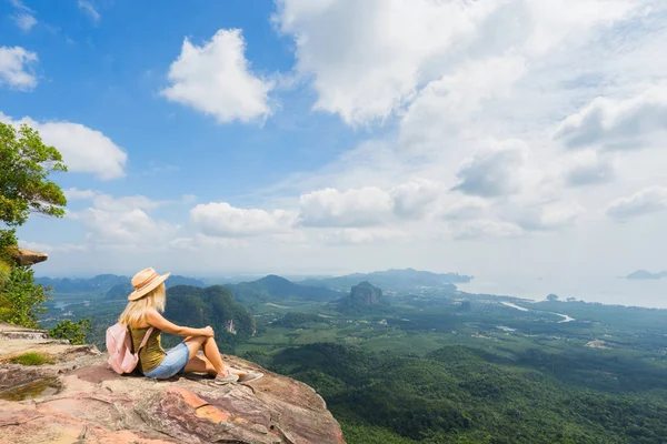 Молодая Женщина Шляпе Рюкзаком Наслаждается Захватывающим Видом Пейзаж Вершины Горы — стоковое фото