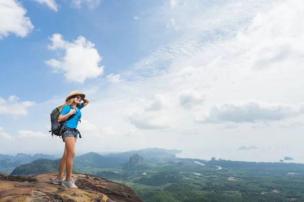 登山者在山顶上 旅游带背包和帽子在国家公园 女人看着美丽的岩石山谷 旅游理念 — 图库照片