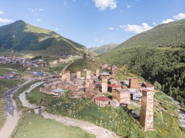 Tipik kule evleri olan Ushguli köyünün havadan görünüşü. Yukarı Svaneti, Gürcistan 'daki UNESCO dünya mirası.