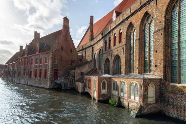 Bruges, Belçika 'daki su kanalında eski ortaçağ evleri. 