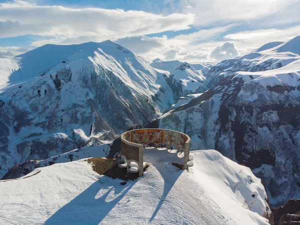 Rusya - Gürcistan Dostluk Anıtı ve dağlar, Gürcistan. Hava görünümü.