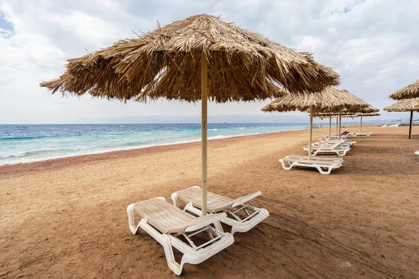 Sillas Playa Sombrillas Paja Playa Sin Gente Aqaba Jordania — Foto de Stock