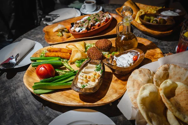 Pyszne Jedzenie Bliskiego Wschodu Święto Jordanii Hummus Falafel Inne Strzał — Zdjęcie stockowe