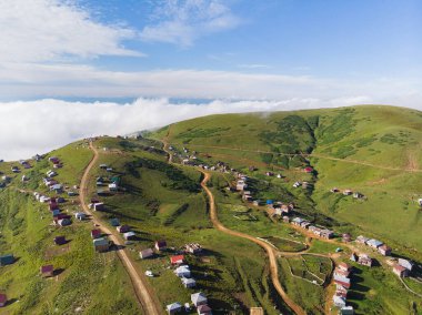 Gürcistan 'ın dağlık kesimindeki Gomismta tatil beldesine hava manzarası.