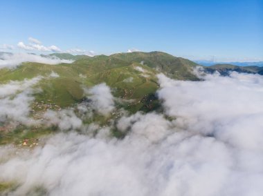 Gürcistan 'ın dağlık kesimindeki Gomismta tatil beldesine hava manzarası.
