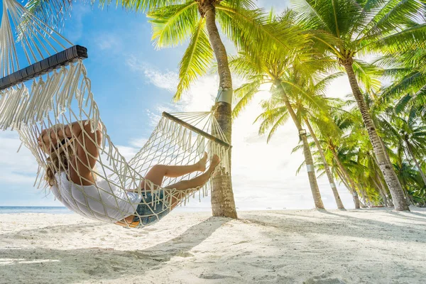 Donna Che Rilassa Sull Amaca Sulla Spiaggia Concetto Viaggio Vacanza — Foto Stock