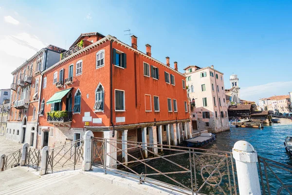 Traditionelles Stadtbild Venedigs Mit Schmalem Kanal Festgemachten Booten Und Alten — Stockfoto