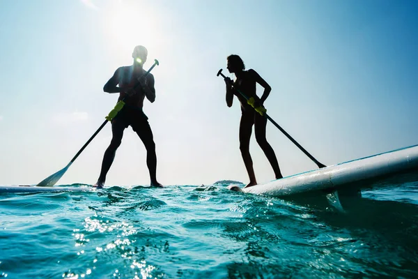 站起来划桨板夫妇划桨板 有选择的焦点 人们被水喷雾弄得面色苍白 — 图库照片