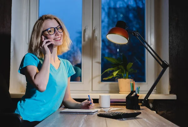 Jovem Feliz Com Telefone Sentado Mesa Quarto — Fotografia de Stock