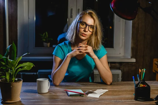 Wanita Muda Berkacamata Duduk Meja Dengan Notebook Kertas Cangkir Kopi — Stok Foto
