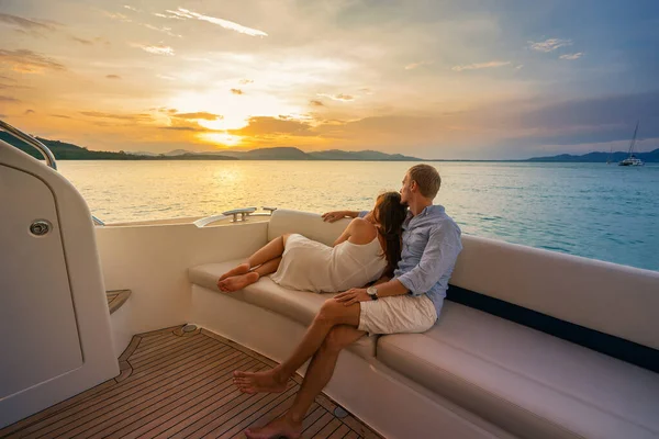 Vacaciones Románticas Hermosa Pareja Mirando Atardecer Desde Yate — Foto de Stock