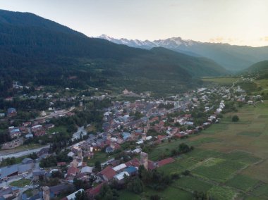 Tipik kule evleri olan Mestia köyünün havadan görünüşü. Yukarı Svaneti, Georgia. Gün batımı zamanı.