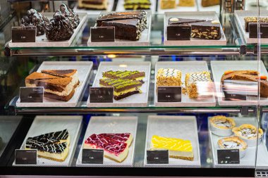 Pastanenin vitrininde pastalar. Kurabiye vitrini.