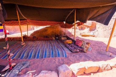 Bedevi göçebe çadırı çölde. Wadi Rum, Ürdün.