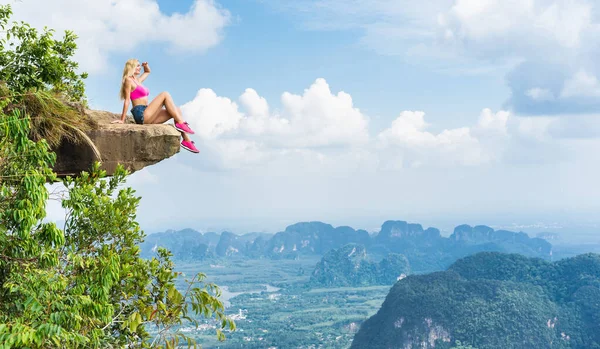 Kobieta Siedzi Szczycie Góry Zapierającym Dech Piersiach Widokiem Krajobraz Doliną — Zdjęcie stockowe