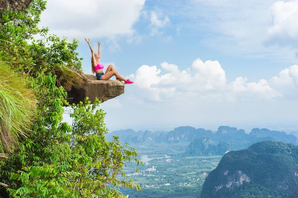 Mulher Sentada Topo Montanha Com Uma Vista Deslumbrante Paisagem Com — Fotografia de Stock