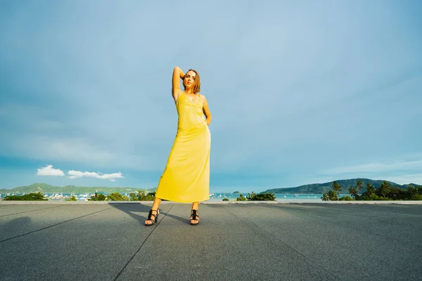Frau Gelbem Kleid Auf Dem Dach — Stockfoto