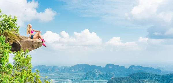 Mujer Sentada Cima Montaña Con Una Vista Impresionante Del Paisaje —  Fotos de Stock