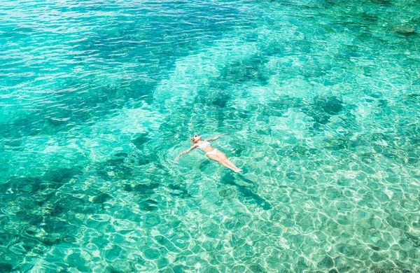 Güzel Mavi Denizde Yüzen Genç Bir Kadın Genel Bakış Hava — Stok fotoğraf