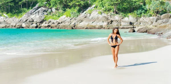 Ung Kvinde Bikini Går Den Tropiske Strand Banner - Stock-foto